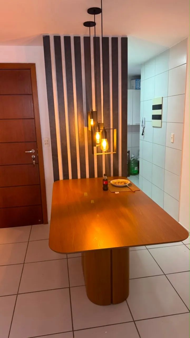 Mesa de madeira cor freijó