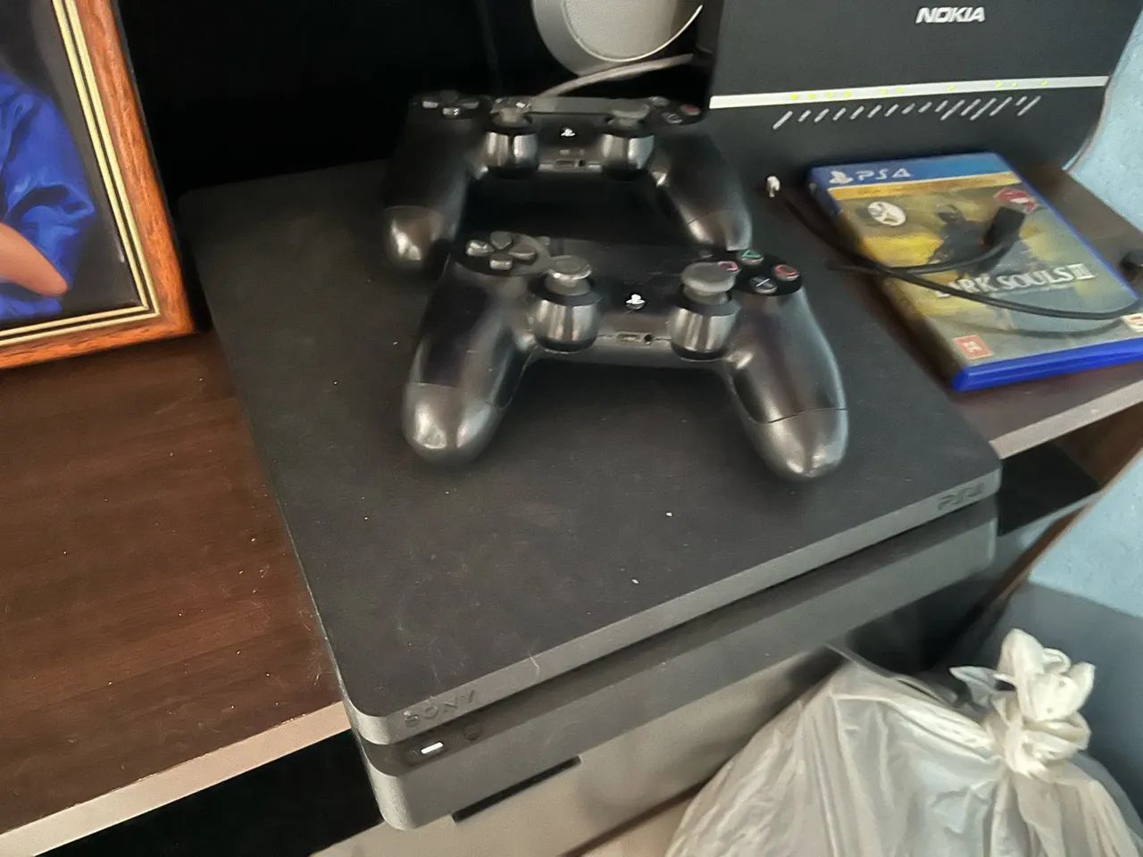 PS4 com 2 controles