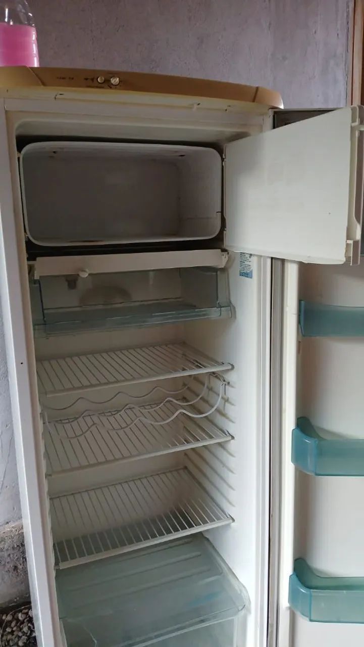 Geladeira semi nova 