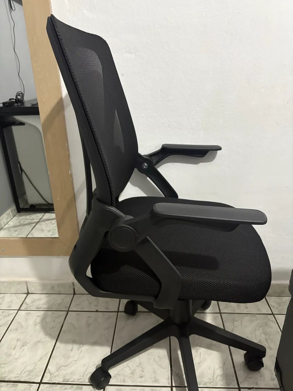 Cadeira Escritório Ergonômica Preta Mesh - Giratória com Braços - Foto 3