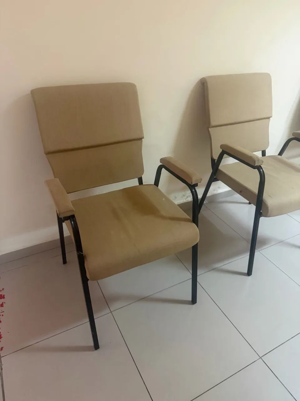 Cadeiras alcochoadas seminovas  - Foto 2