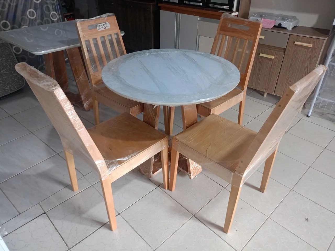 Mesa e cadeiras de madeira  - Foto 2