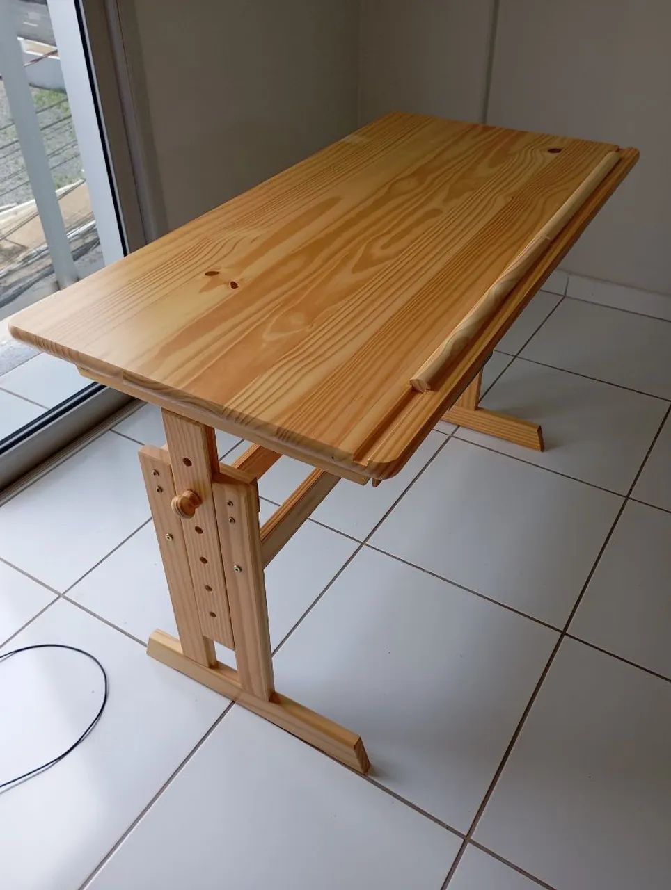 Escrivaninha/ prancheta de madeira