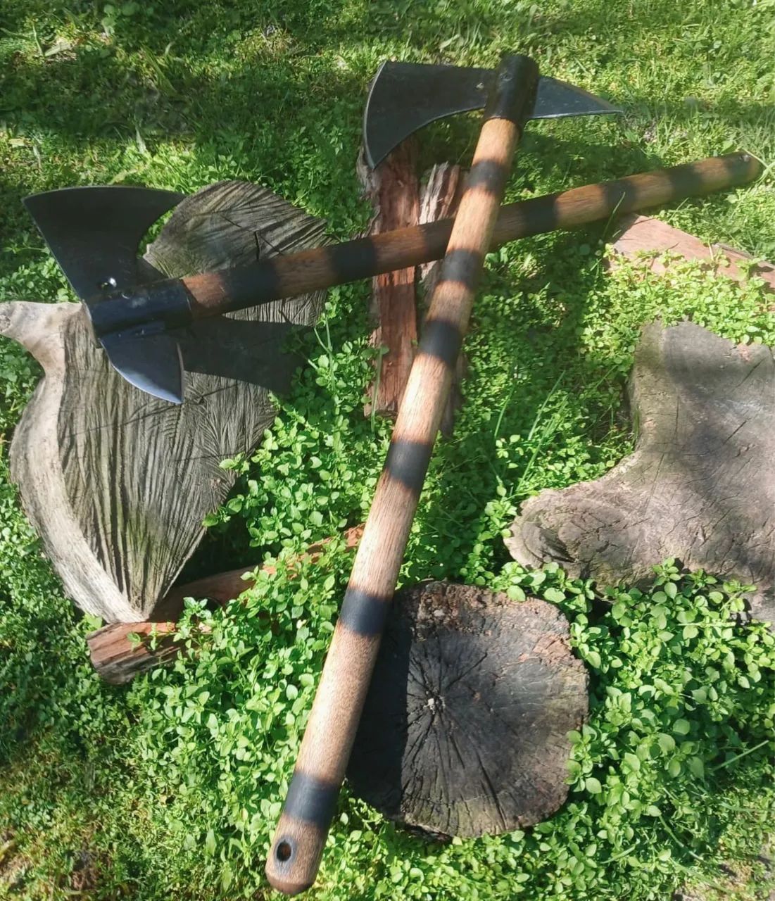 Kit 2 Machados Lenhador Artesanal Forja Em Aço Cabo Madeira - Foto 4