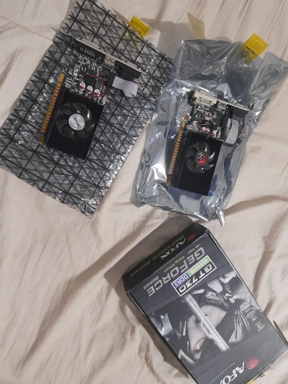 Duas placa de vídeo de 2gb e de 4 Gb PCI ex 1.0  da marca afox