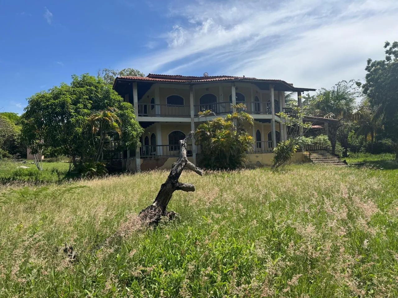 UM REFÚGIO EM MEIO À NATUREZA VIVA COM PAZ E LIBERDADE