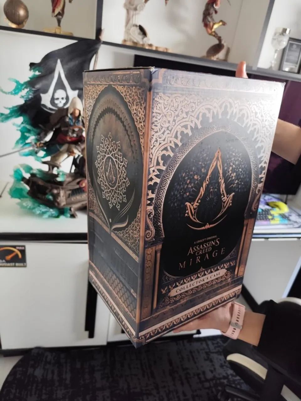 Estátua figure Assassins Creed Mirage com caixa