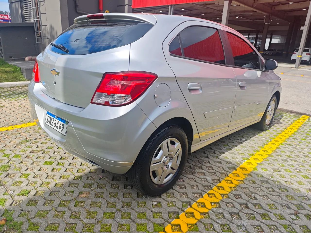 Chevrolet Onix JOY Hatch 1.0 8V Flex Mec. 4P 2018 - Foto 4