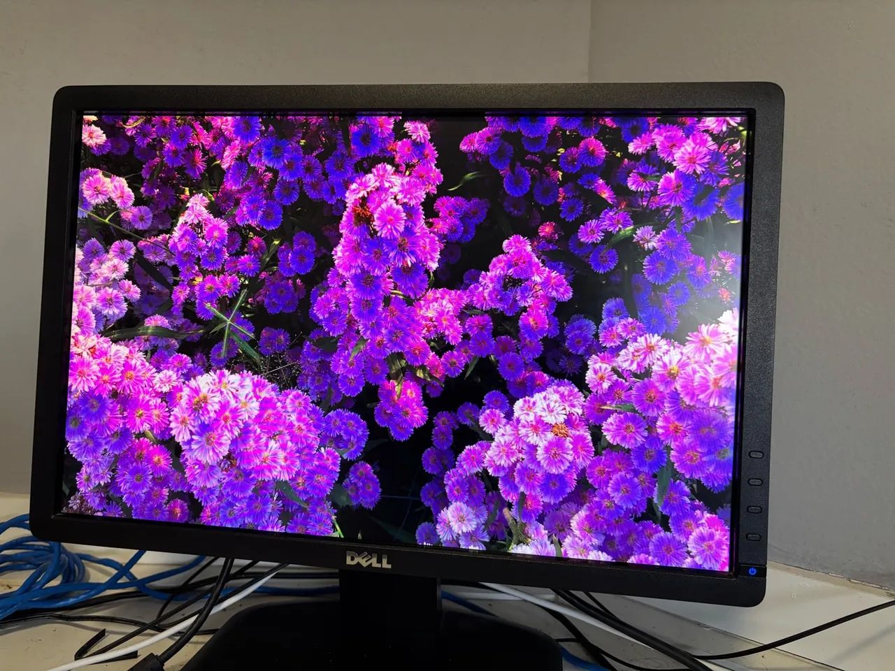 monitor Dell 21 polegadas 60hz full hd sem nenhuma marca de uso  vem com cabo va - Foto 3