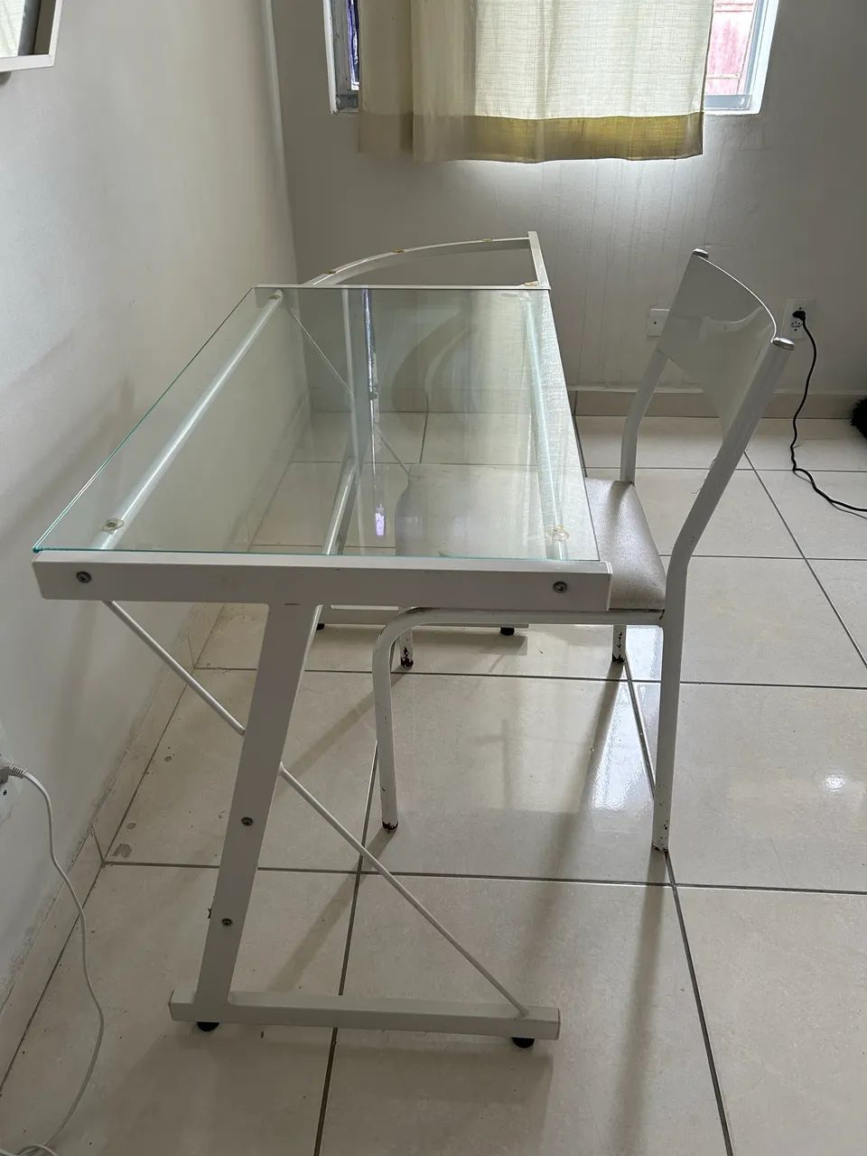 Mesa de Vidro e Cadeira Branca - Foto 3