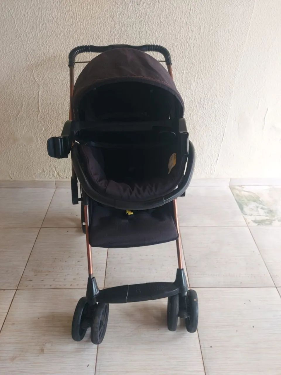 Carrinho de bebe e bebe conforto