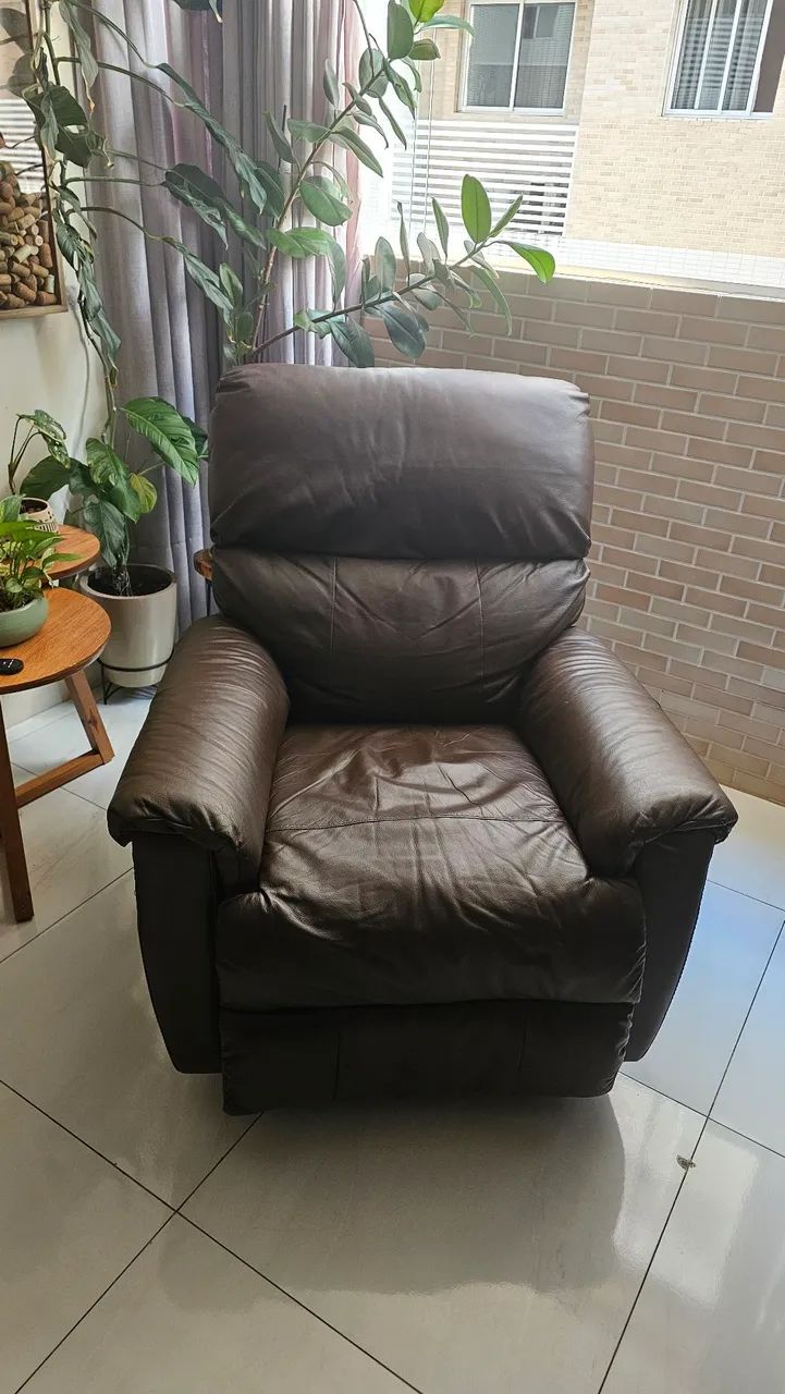 Vendo Poltrona Reclinável Couro Legítimo  - Foto 4