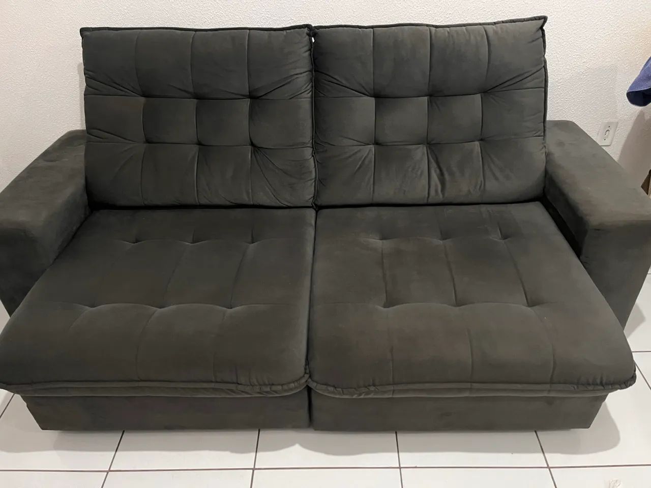 Sofá retrátil e com encosto reclinável, além de espaçoso.65581374531203122