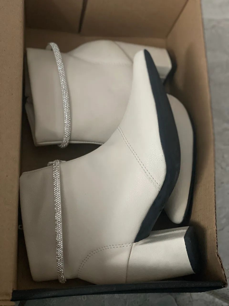 Bota Off white nova tamanho 34 - Foto 5