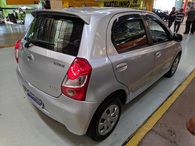 Toyota Etios XS 2013 Prata (Completo / Baixo Km) - Foto 2