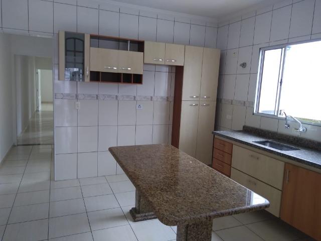 Casa de três dormitórios e sacada - Foto 2