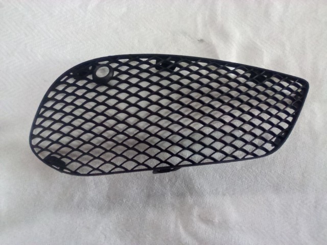 Grade da milha direita Mercedes C250  W205