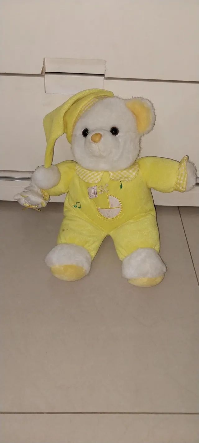 Ursinha de pelúcia amarelo