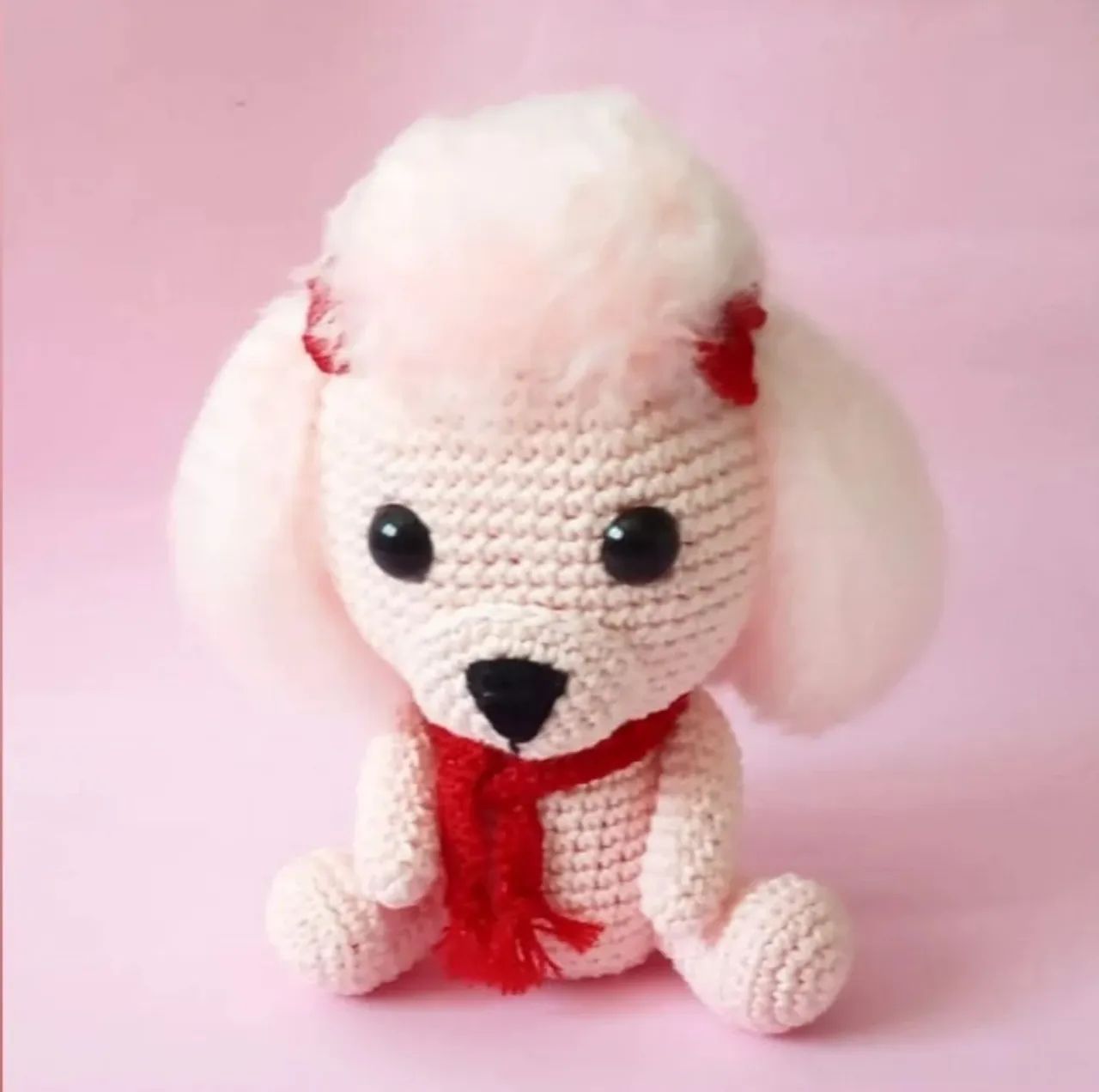 Poodle amigurumi de crochê, na cor rosa