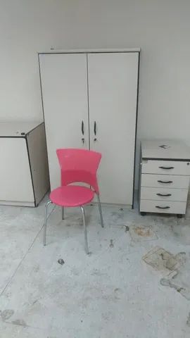 Banqueta com encosto, vermelha, fotos reais.