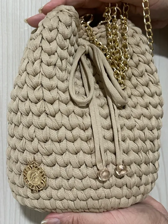 Bolsa estilo saco em fio de malha