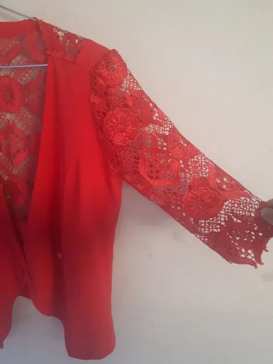 Casaco de renda vermelho semi-novo - Foto 4