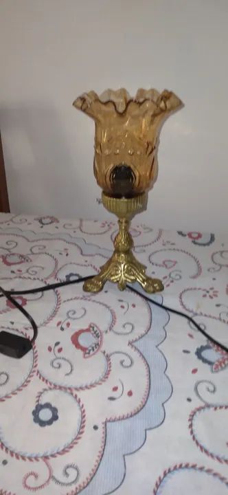 Abajour antigo de bronze com cupula de vidro 