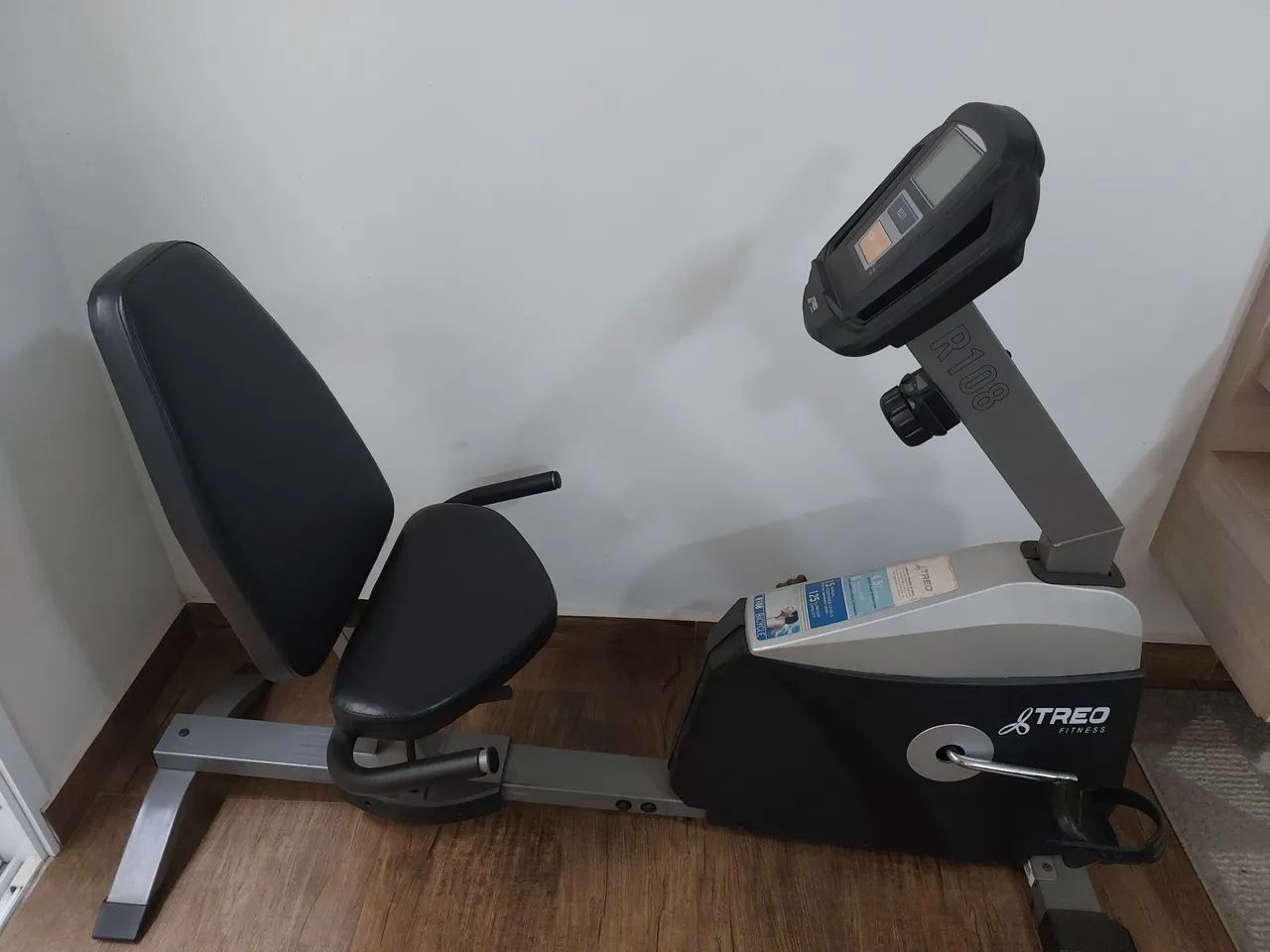 Bicicleta Ergométrica Reclinada Treo Fitness R108