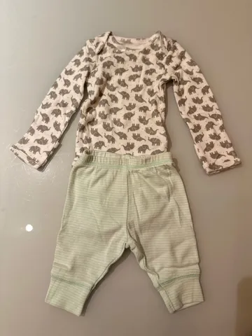 Conjunto Body e Calça - tamanho NewBorn - marca Simple Joyce By Carter?s