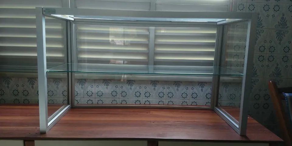 Caixa de proteção em vidro e alumínio para comércio