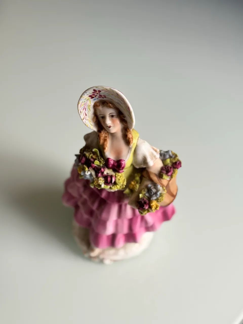 Figura em porcelana - Dama com chapéu e cesta de flores - Foto 4
