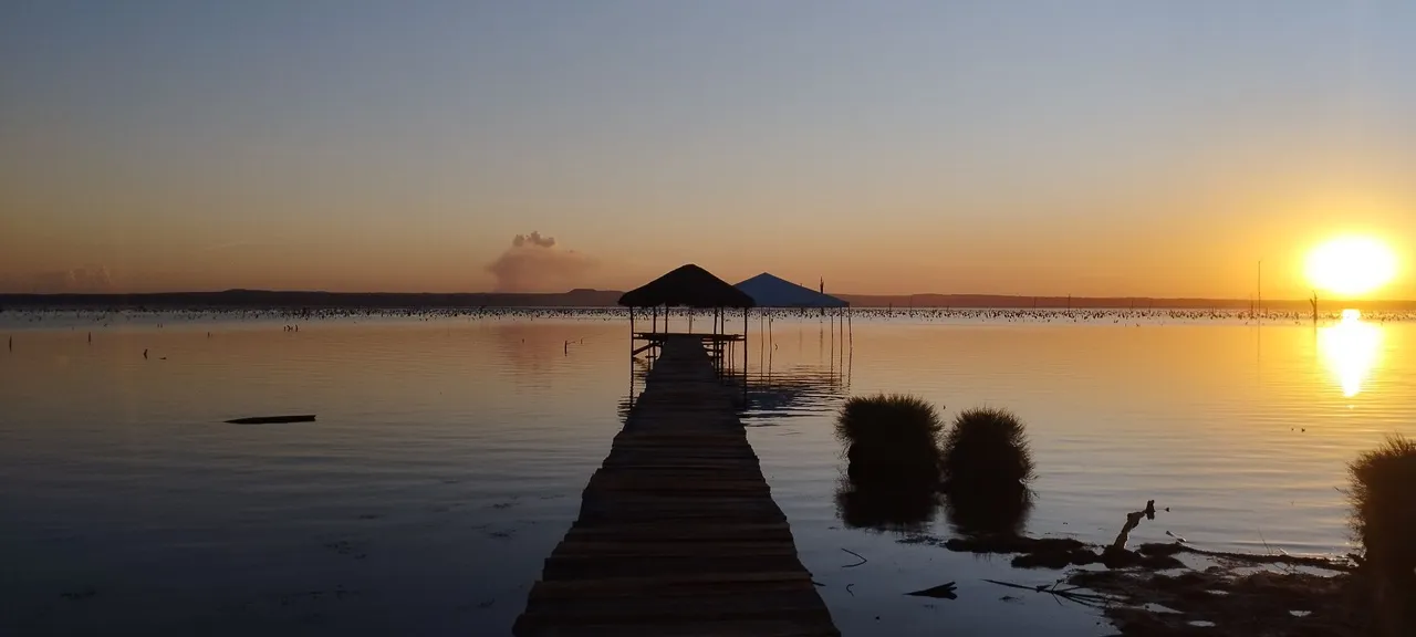 Lote em condomínio beira lago.