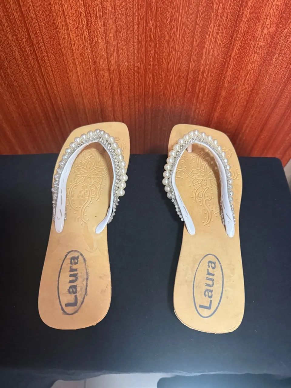 Chinelos Laura com detalhe em pérolas
