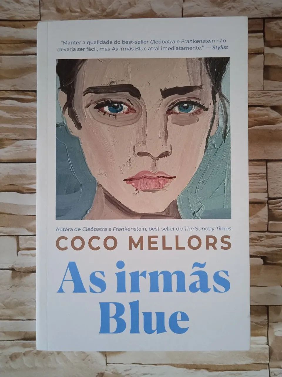 As Irmãs Blue, de Coco Mellors. Editora Astral Cultural 