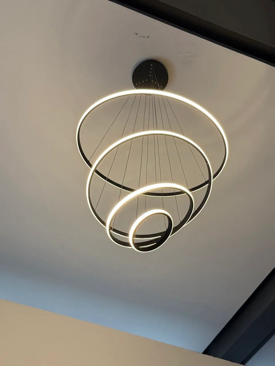 Câmera, caixa de som, lustre, ventilador 