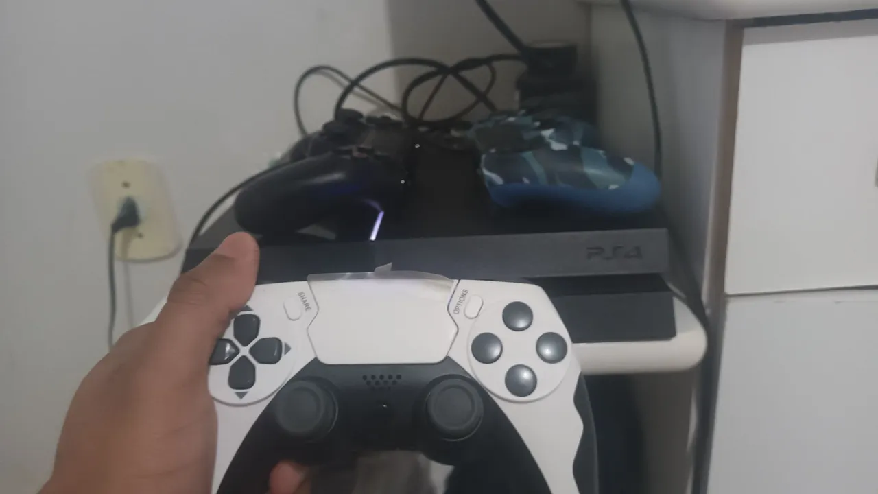Playstation 4 com controle branco