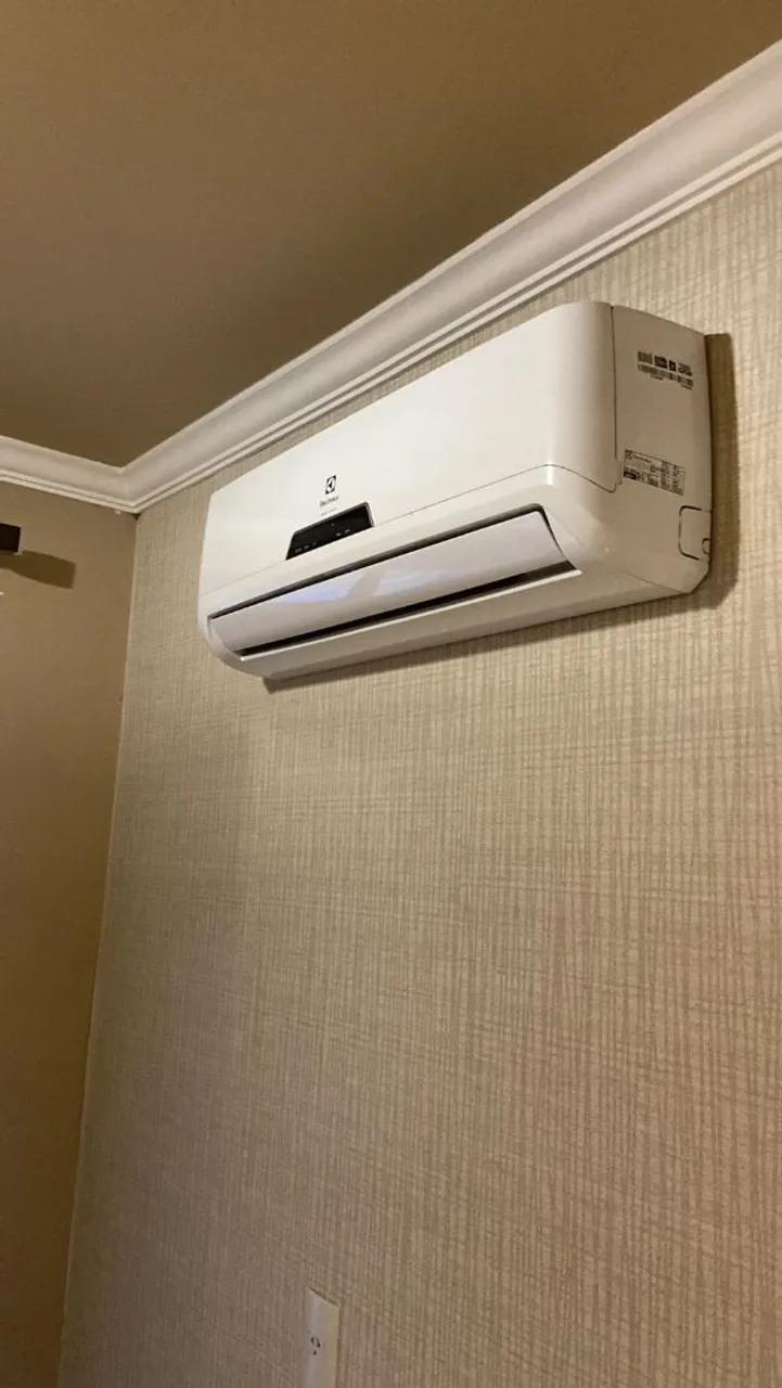 A Instalação de ar condicionado quente e frio a partir de 400