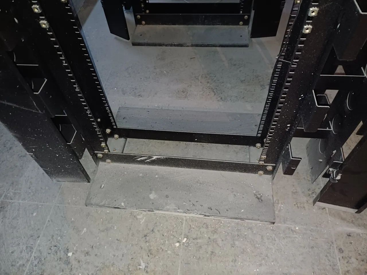 Vendo 2 Racks de servidor ou cabeamento de redes.64407619832321122