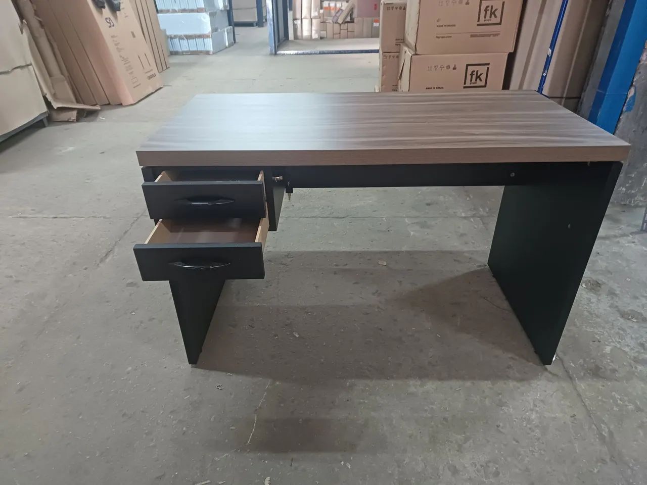 Mesa de escritório com 2 gavetas.( só novas )