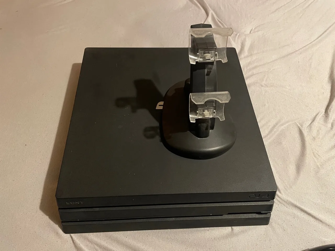 Playstation 4 Pro + Carregador de Controles