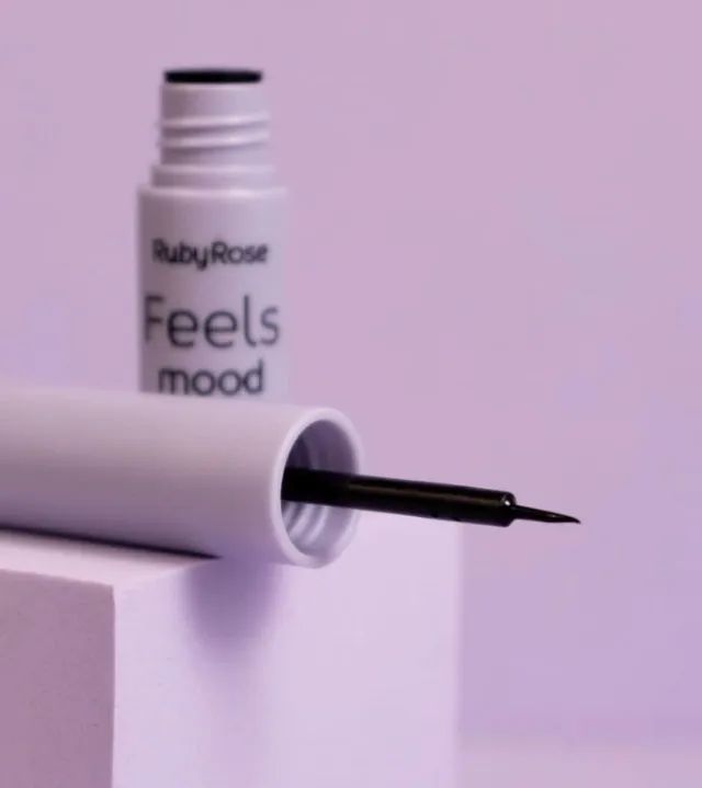 Delineador líquido Feels Mood da Ruby Rose, com ponta fina para traços precisos e longa 