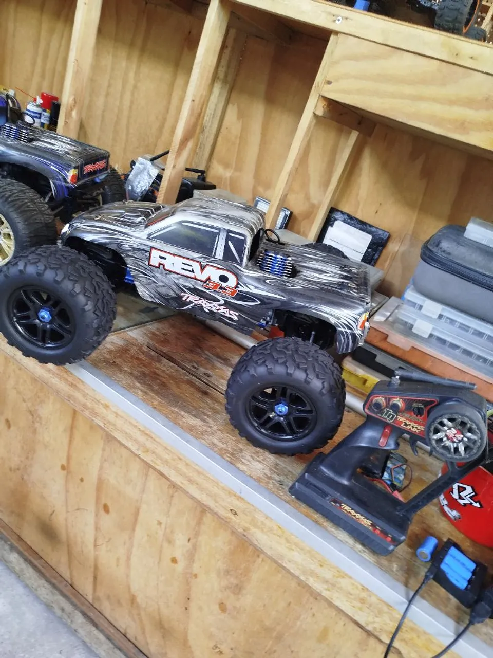 Automodelo Traxxas Revo 3.3. leia a descrição, pergunta no chat ou whatsapp