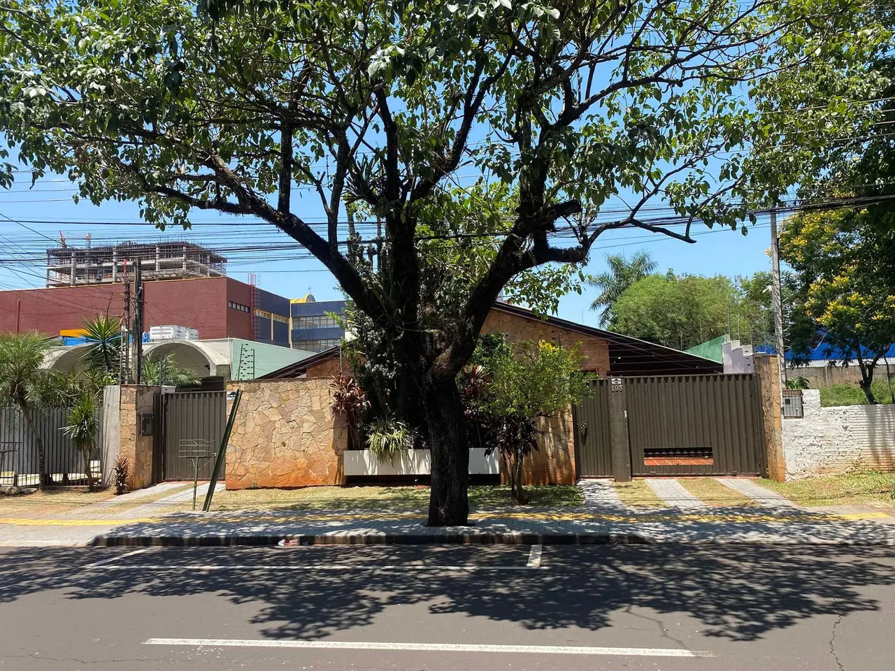 Casa para aluguel possui 450 metros quadrados com 6 quartos em Centro - Foz do Iguaçu - Pa