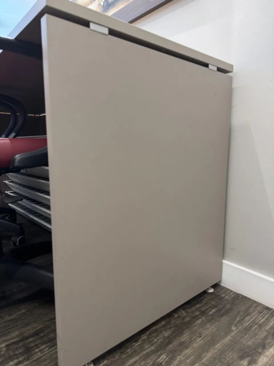Mesa de Escritório com Cadeiras de Brinde - Moderna e Funcional - Foto 3
