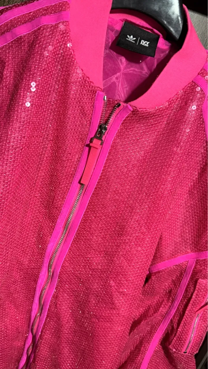 Jaqueta Adidas Ivy Park Rosa com Paetês (usada uma vez*)