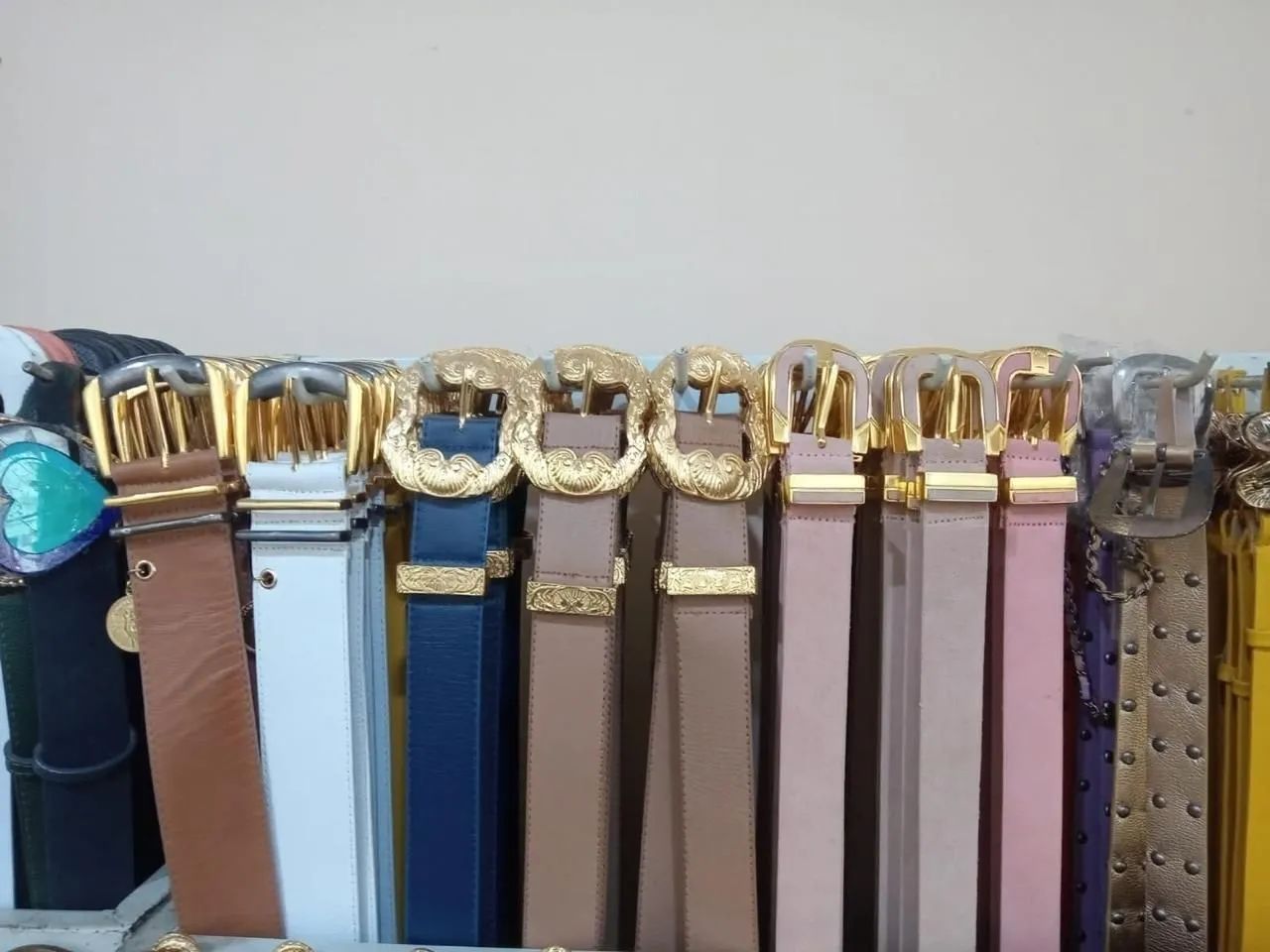 Bolsas cintos botas sandálias  - Foto 2
