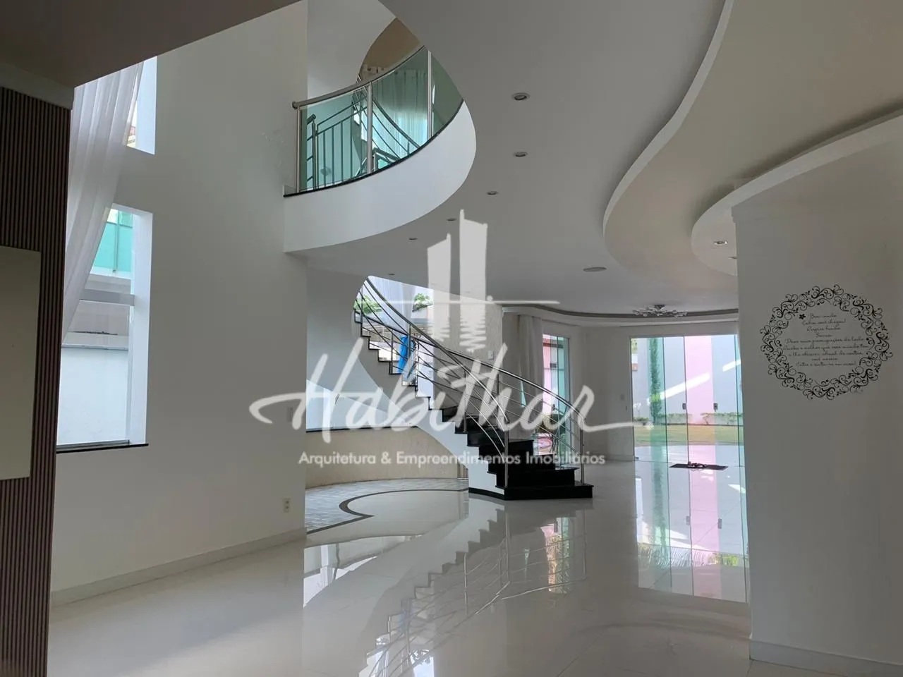 Casa de Luxo com Escada Imponente em Condomínio Fechado