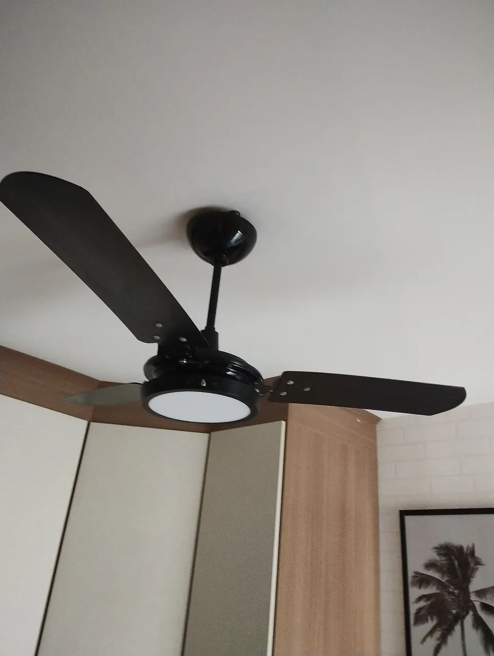 Ventilador de Teto Preto com Iluminação Integrada