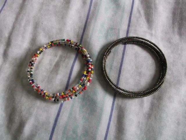 Duas pulseirinhas coloridinhas