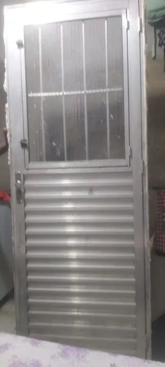 Porta de Alumínio com Grade e Veneziana